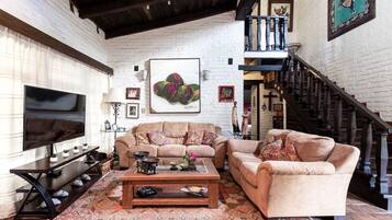 Een televisie en een open haard