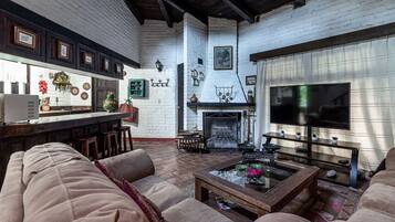 Een televisie en een open haard