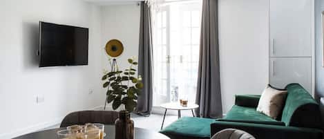 Comfort-huoneisto | Oleskelualue | 32–tuumainen LED-televisio, jossa kaapelikanavat