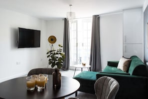 Comfort-Apartment | Wohnbereich | 32-Zoll-LED-Fernseher mit Kabelempfang