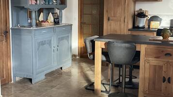 Réfrigérateur, four, lave-vaisselle, cafetière/bouilloire