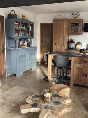 Fridge, oven, dishwasher, coffee/tea maker