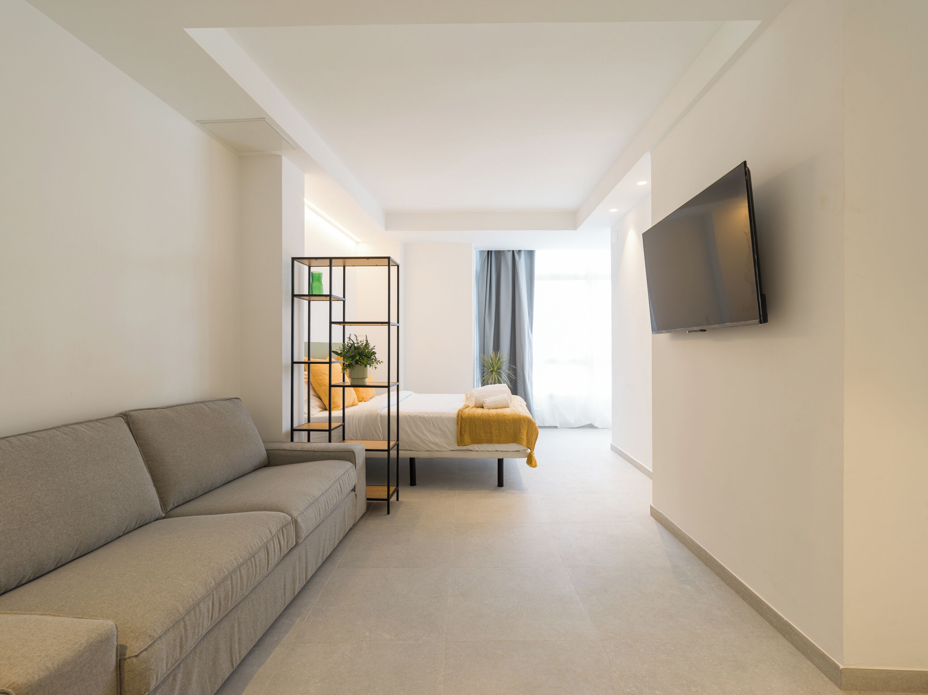 Studio Superior | Nệm cao su hoạt tính (memory foam), khu vực làm việc phù hợp cho laptop 