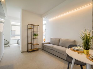 Superior-Studio | Betten mit Memory-Foam-Matratzen, laptopgeeigneter Arbeitsplatz