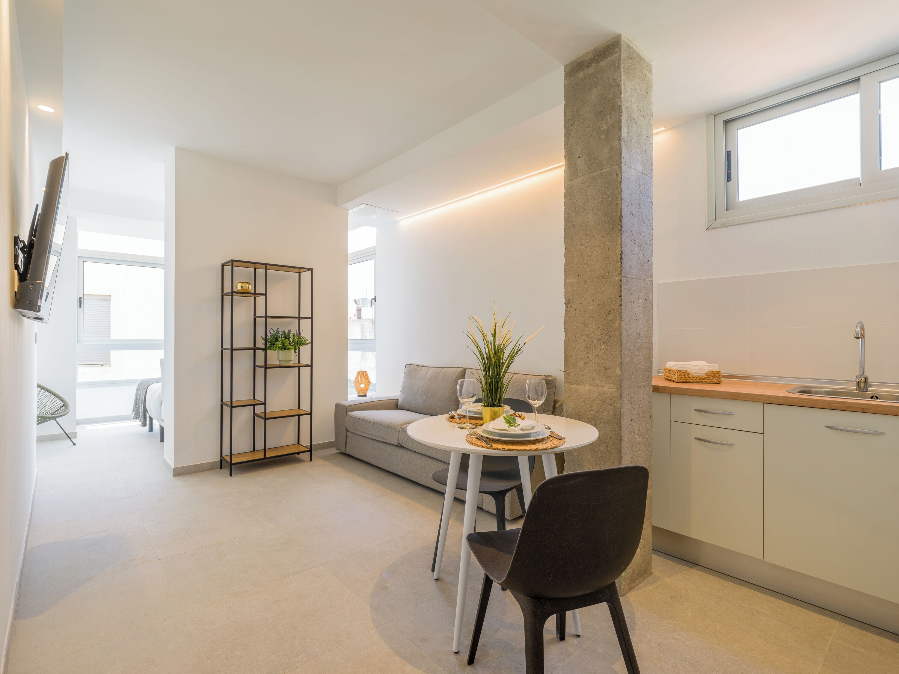 高级开间 | 记忆海绵床垫、笔记本电脑工作区、隔音、熨斗/熨衣板