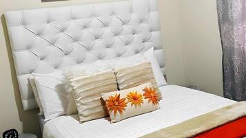 3 habitaciones, escritorio, tabla de planchar con plancha y wifi