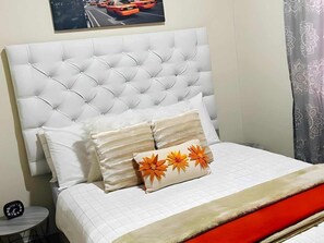 3 室のベッドルーム、デスク、アイロン / アイロン台、WiFi