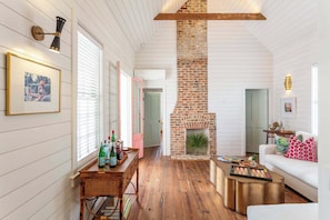 TV, offices - Royal Cottage II –  Light, Art, & Location (Charleston)