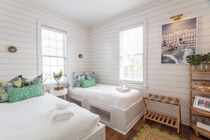 4 bedrooms, desk, iron/ironing board, travel crib