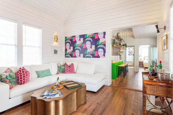 TV, offices - Royal Cottage II – Light, Art, & Location (Charleston)