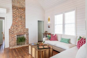 TV, offices - Royal Cottage II – Light, Art, & Location (Charleston)