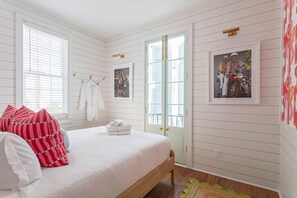 4 chambres, bureau, fer et planche à repasser, lit parapluie