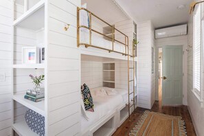 4 bedrooms, desk, iron/ironing board, travel crib - Casa Zoë | Royal Cottage I – Designer Escape (Charleston)