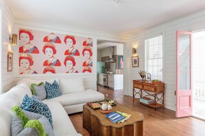 TV, fireplace, offices - Casa Zoë | Royal Cottage I – Designer Escape (Charleston)