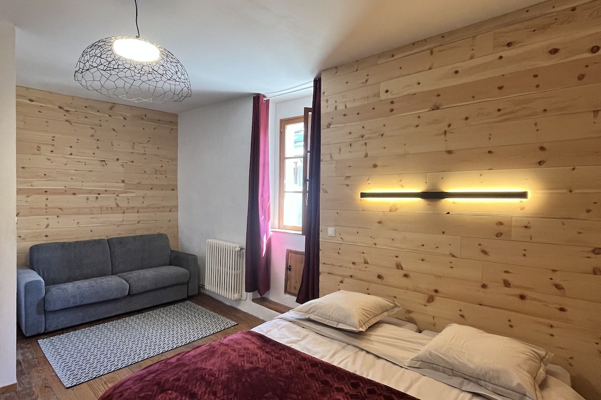 Vierpersoonskamer, uitzicht op bergen | Gratis wifi, beddengoed