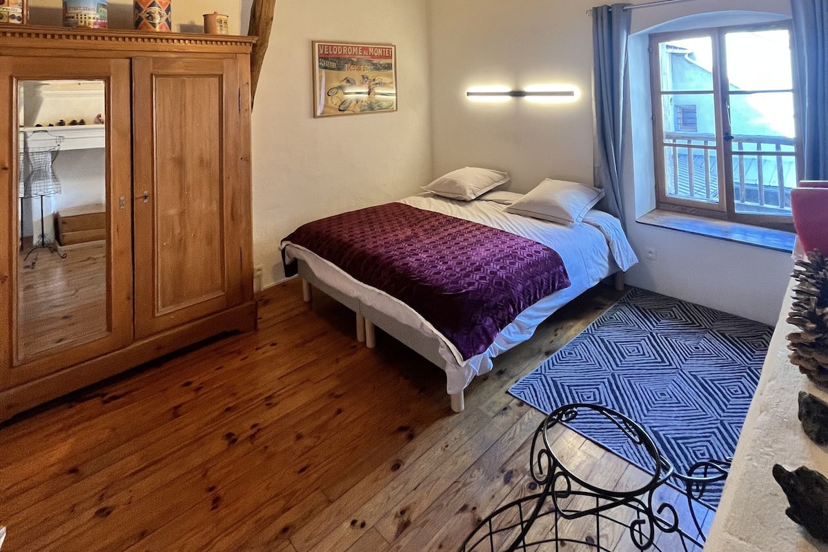 Vierpersoonskamer, uitzicht op bergen | Gratis wifi, beddengoed