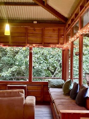 Panoraamatalo | Oleskelualue | 24–senttinen taulutelevisio, jossa korkealuokkaiset TV-kanavat