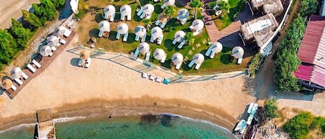 Playa privada en los alrededores, camas de playa gratuitas y camastros