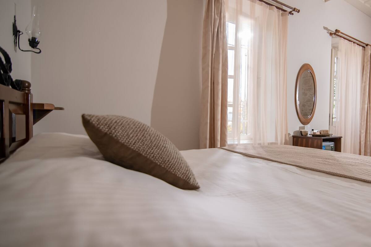 Superior Room | Premium bedding, minibar, WiFi (free), bed sheets