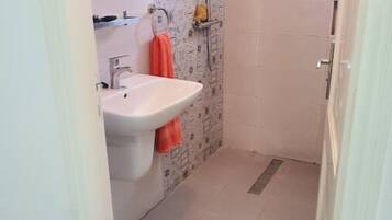 Serviettes fournies, savon, papier toilette