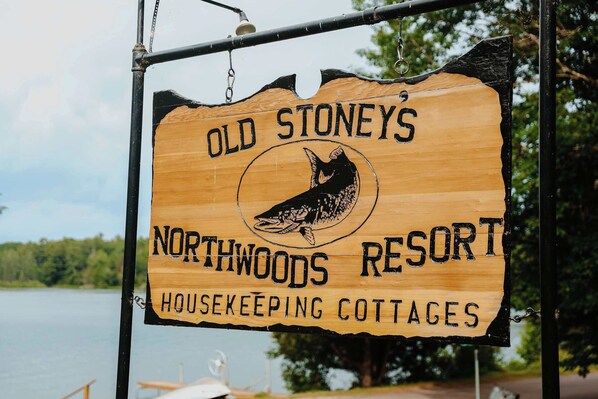 A wooden sign for Old Stoney's Northwoods Resort Housekeeping Cottages. - Old Stoney's Musky - PET FRIENDLY (Woodruff)