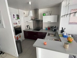 Fridge, oven, stovetop, dishwasher - Appartement F4 Proche du Stade de France (Saint-Denis)
