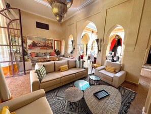 Tv, bordtennisbord, bøger