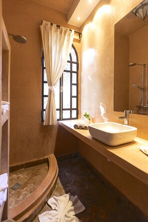 Eco-friendly toiletries, hair dryer, bidet, towels - Palais Sena  (Marrakesh)