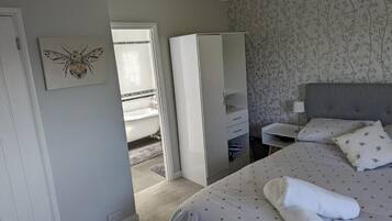 Room 1 Kingsize, Ensuite Bathroom and Shower | Schreibtisch, Bügeleisen/Bügelbrett, kostenloses WLAN