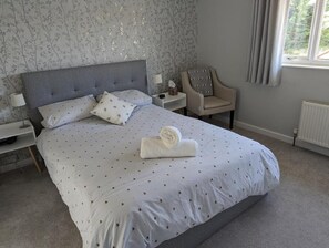 Room 1 Kingsize, Ensuite Bathroom and Shower - Little Barham B&B (Braintree)