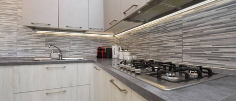 Réfrigérateur, micro-ondes, four, plaque de cuisson