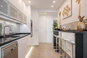 冷蔵庫、電子レンジ、オーブン、コンロ