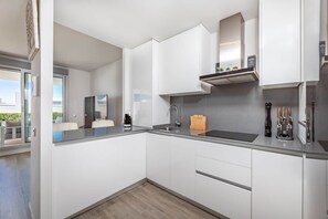 Kühlschrank, Mikrowelle, Ofen, Herdplatte