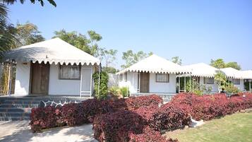 Vista frontal de la propiedad