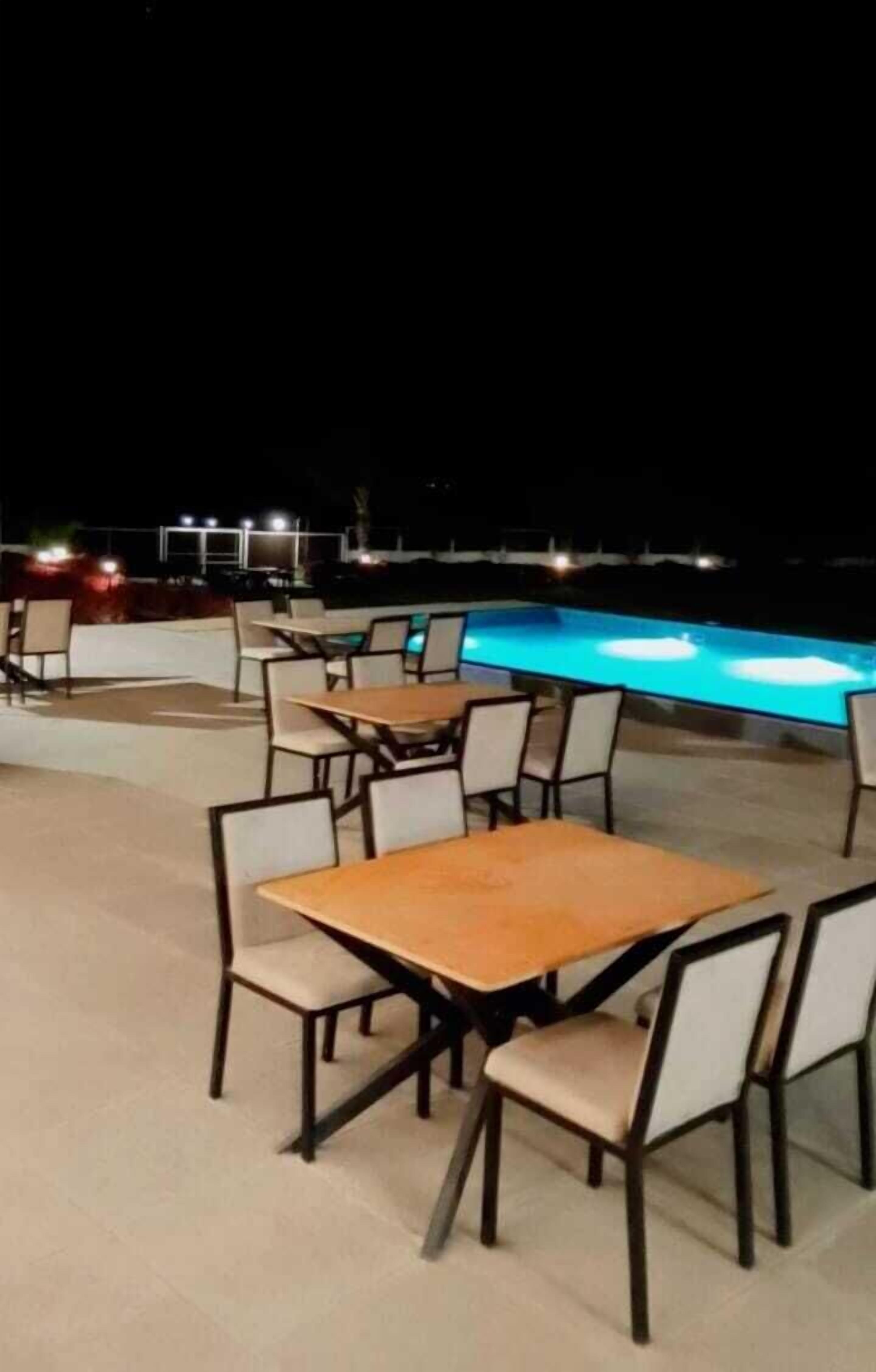 Una piscina al aire libre