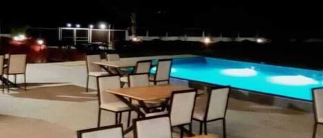 Una piscina al aire libre