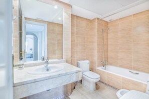 Hårføner og håndklær