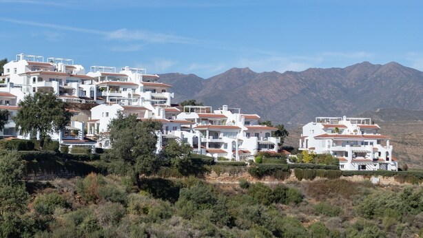 A cluster of white buildings with red-tiled roofs, set against a backdrop of mountains. - RDR362 - Amazing views and pool at Mairena Forest (Ojén)