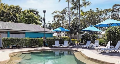 Lakeshores Villa - 200m from pool, tennis & lake!