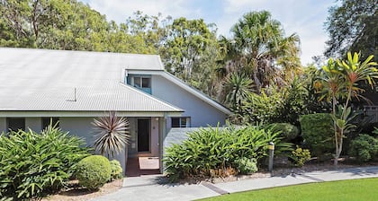 Lakeshores Villa - 200m from pool, tennis & lake!