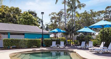 Lakeshores Villa - 200m from pool, tennis & lake!