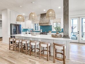 Fridge, microwave, coffee/tea maker, toaster - Carlton Landing-Ring The Bell (Carlton Landing)