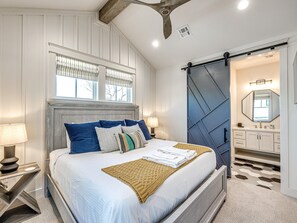 4 bedrooms, iron/ironing board, Internet, bed sheets