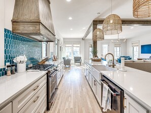 Kühlschrank, Mikrowelle, Wasserkocher mit Kaffee-/Teezubehör, Toaster