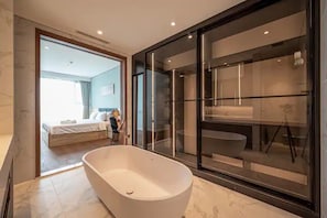 Suite Présidentielle, 4 chambres, accès au salon club, vue ville | Salle de bain | Baignoire et douche séparées, baignoire d'eau douce