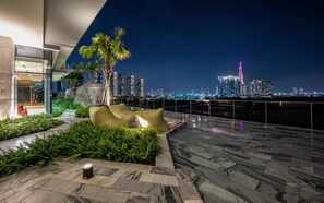 Facciata della struttura - sera/notte