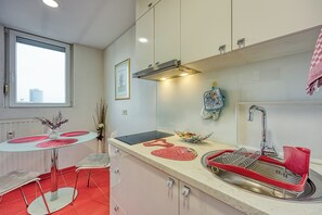 Køleskab, mikrobølgeovn, ovn, kogeplade