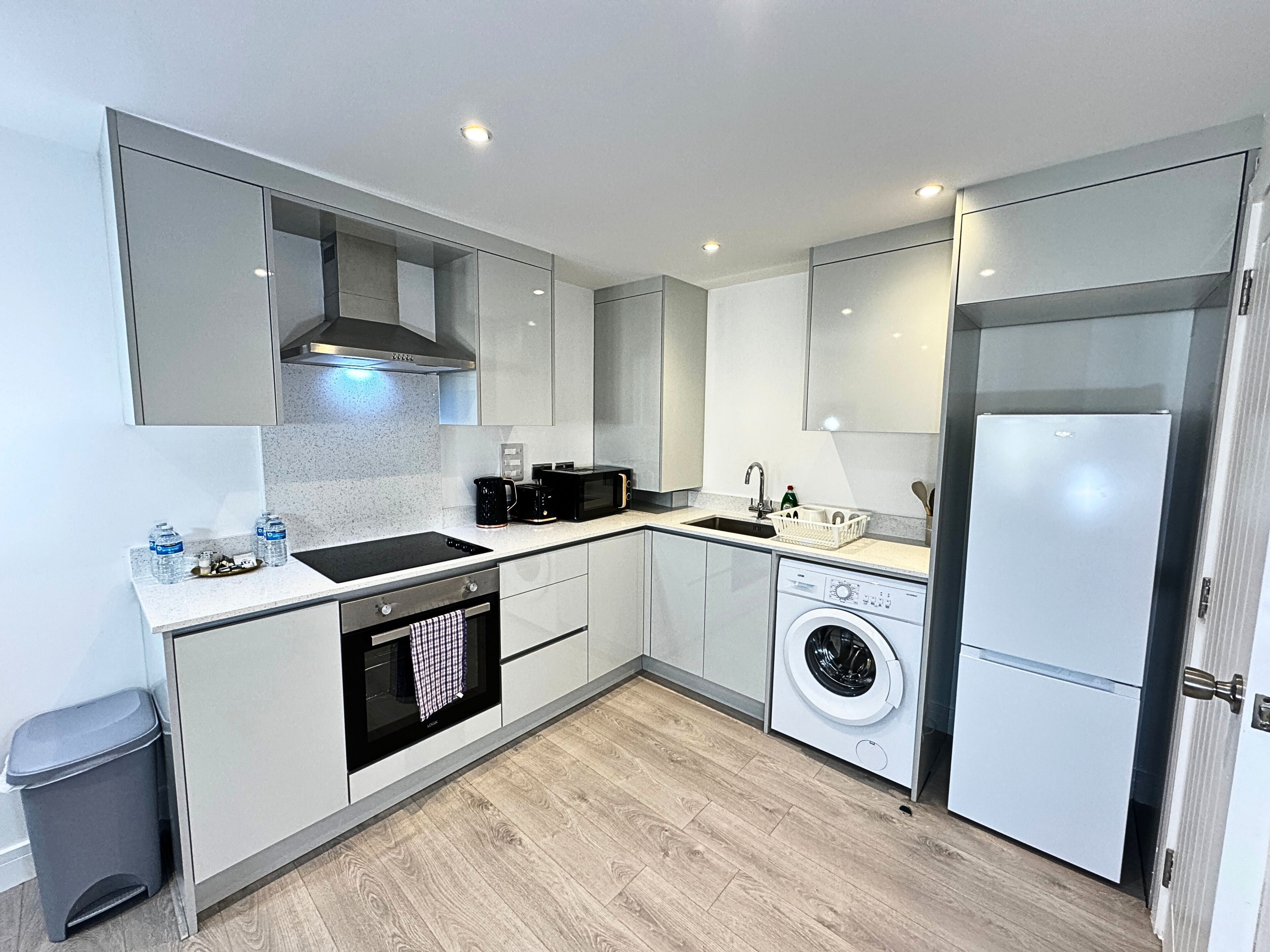 Kühlschrank, Mikrowelle, Ofen, Herdplatte