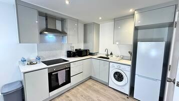 Frigorífico, microondas, horno y placa de cocina