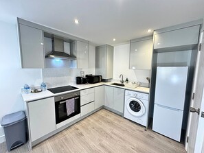 Kühlschrank, Mikrowelle, Ofen, Herdplatte